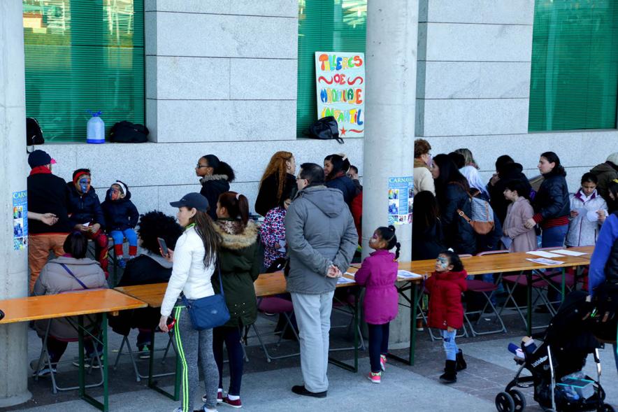 Desfile de Carnaval 2018 - Imagen de personas en la puerta del ayuntamiento en unas mesas largas.