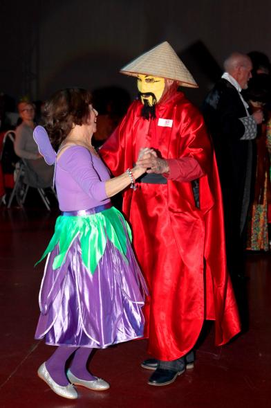 Carnaval de Mayores 2018 - Primer plano de una pareja disfrazada.