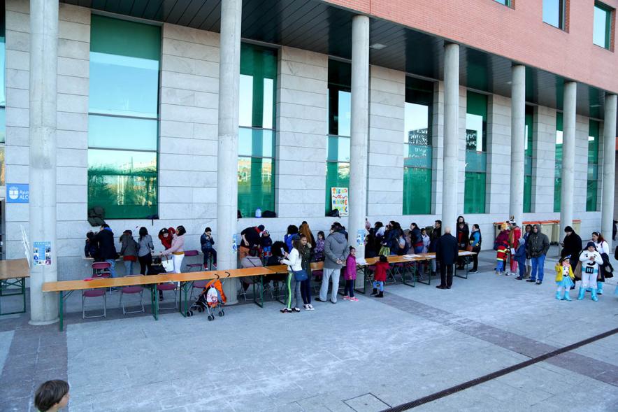 Desfile de Carnaval 2018 - Imagen de personas en la puerta del ayuntamiento en unas mesas largas.
