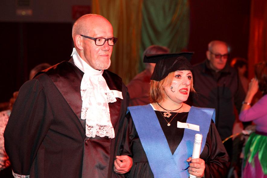 Carnaval de Mayores 2018 - Primer plano de una pareja disfrazada.