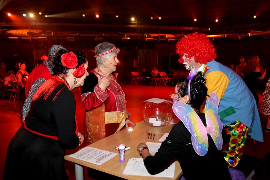 Carnaval de Mayores 2018 - Mesa de votación y los votantes.