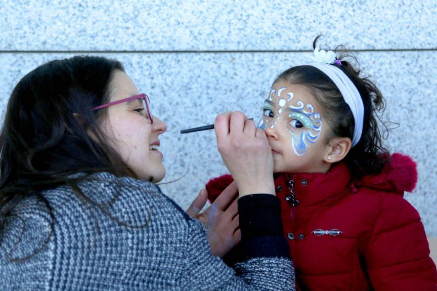 Desfile de Carnaval 2018 - Imagen primer plano de una niña maquillándola.