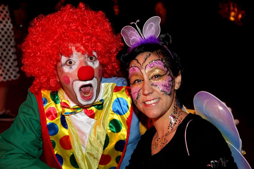 Carnaval de Mayores 2018 - Primer plano de una pareja disfrazada.