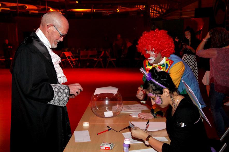 Carnaval de Mayores 2018 - Un participante disfrazado votando.