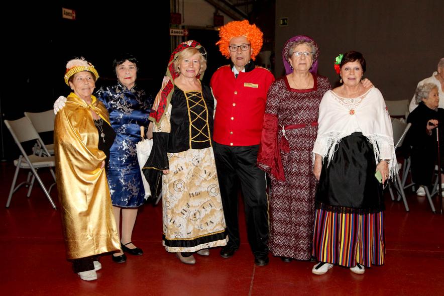 Participantes disfrazados en el evento del Carnaval de Mayores 2020