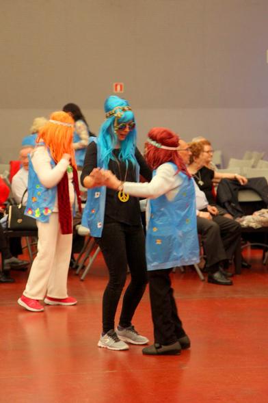 Participantes disfrazados y bailando en el evento del Carnaval de Mayores 2020