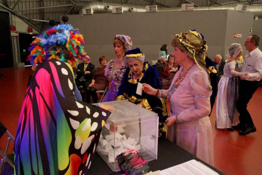 Participantes disfrazados en el evento del Carnaval de Mayores 2020