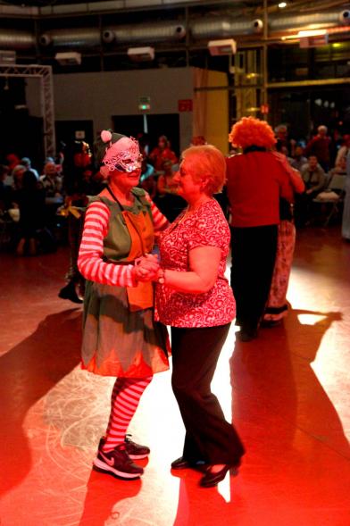 Participantes disfrazados y bailando en el evento del Carnaval de Mayores 2020