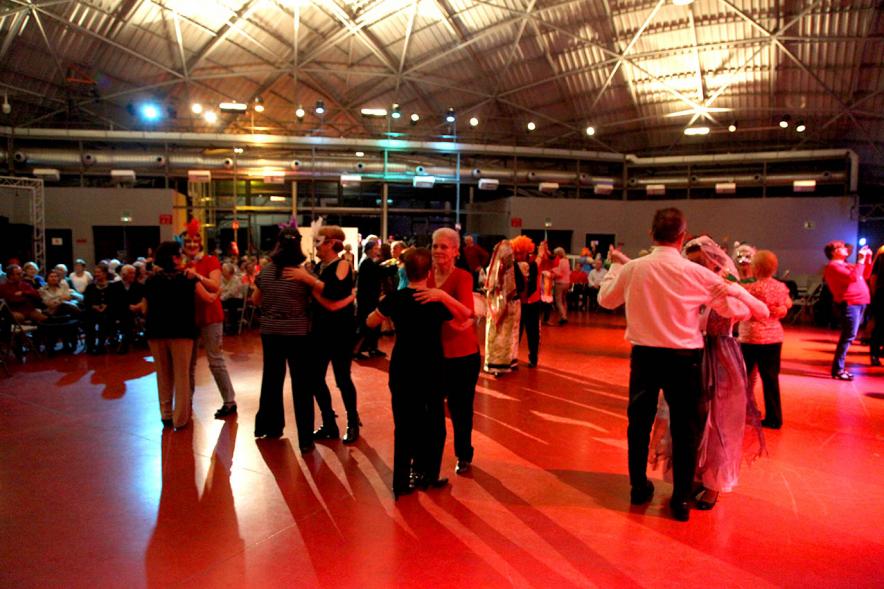 Participantes disfrazados y bailando en el evento del Carnaval de Mayores 2020
