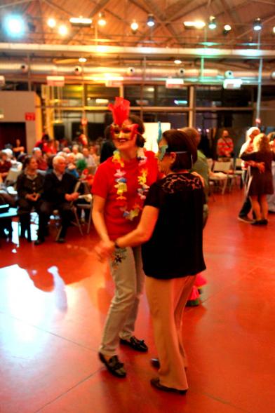  Participantes disfrazados y bailando en el evento del Carnaval de Mayores 2020