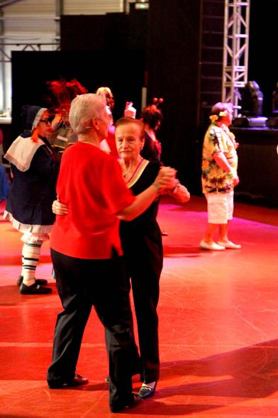 Participantes bailando en el evento del Carnaval de Mayores 2020