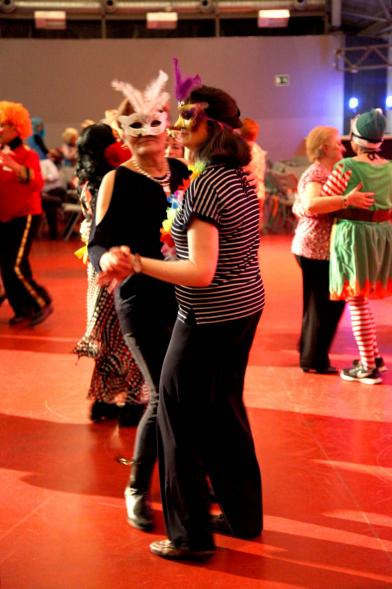  Participantes disfrazados y bailando en el evento del Carnaval de Mayores 2020