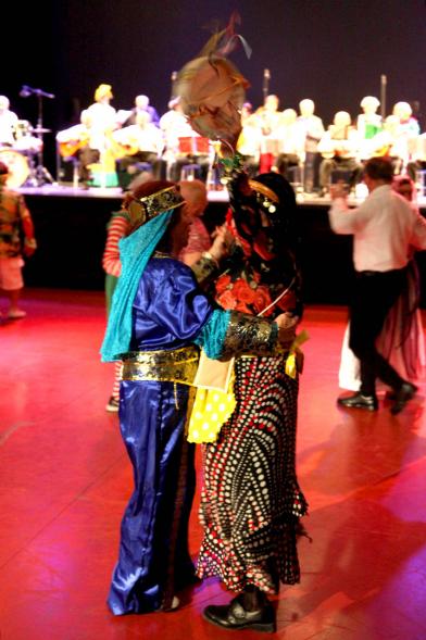 Participantes disfrazados y bailando en el evento del Carnaval de Mayores 2020