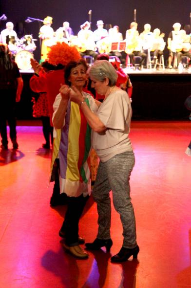 Participantes disfrazados y bailando en el evento del Carnaval de Mayores 2020