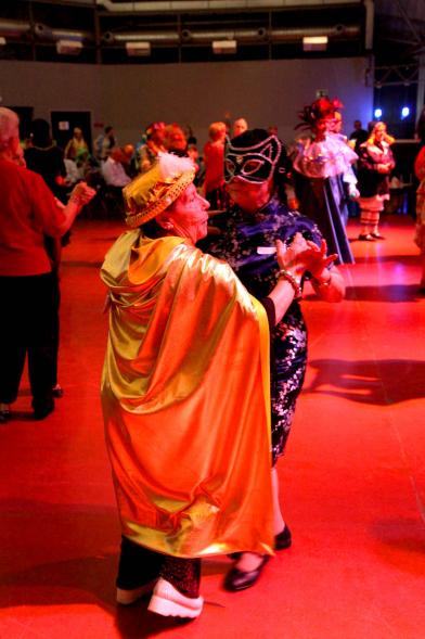 Participantes disfrazados y bailando en el evento del Carnaval de Mayores 2020