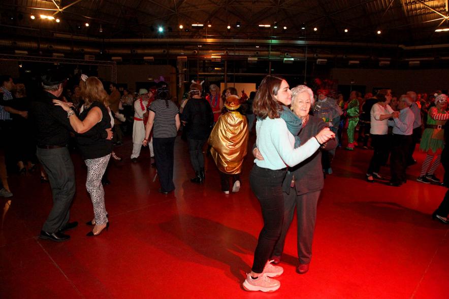 Participantes disfrazados y bailando en el evento del Carnaval de Mayores 2020