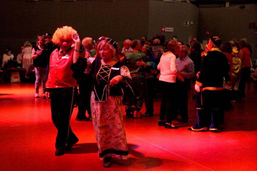 Participantes disfrazados y bailando en el evento del Carnaval de Mayores 2020