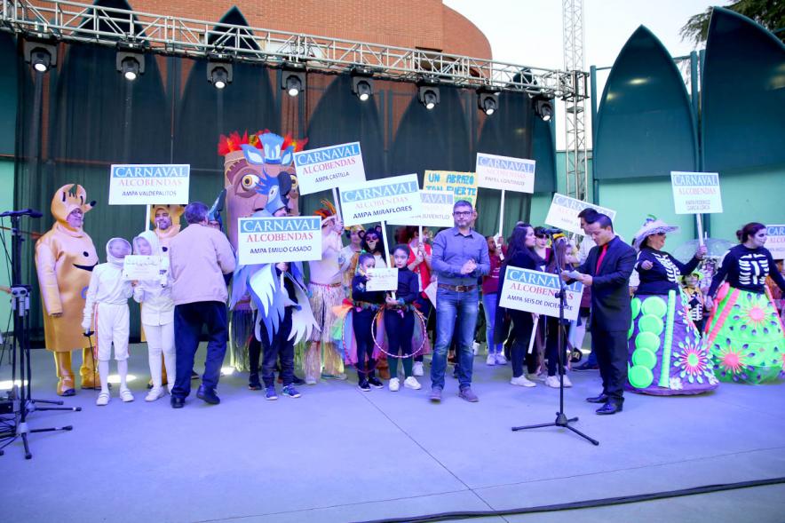 Autoridades y participantes en el Carnaval 2020