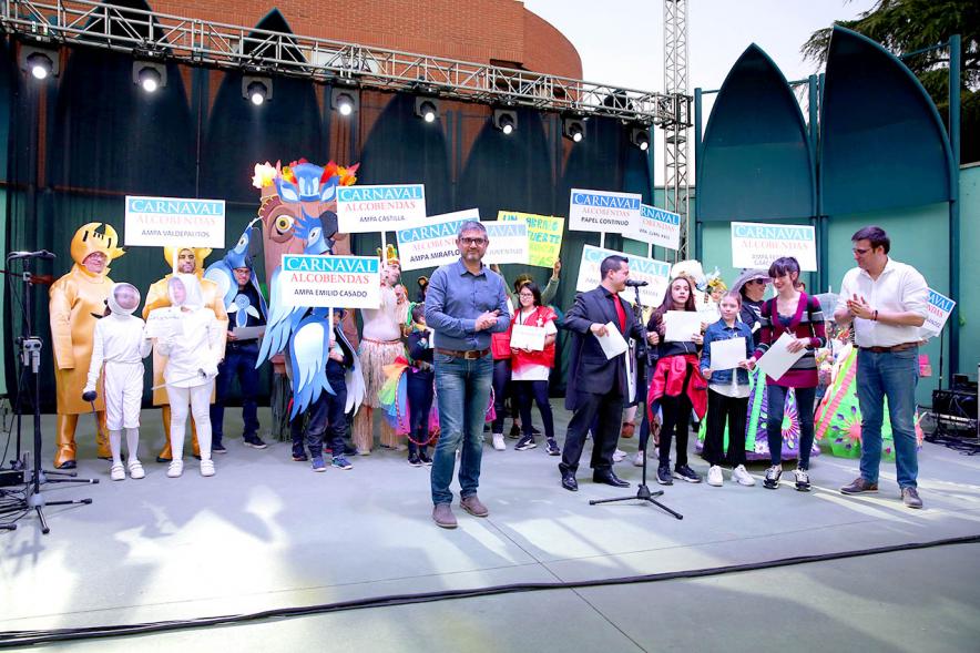 Autoridades y participantes en el Carnaval 2020