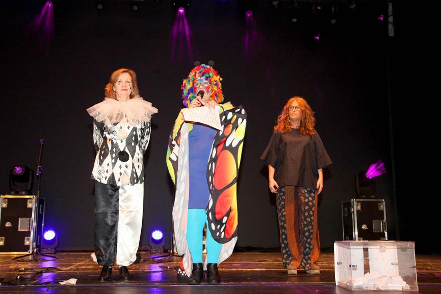 Concejales en el evento dando un discurso. Carnaval de Mayores 2020 -