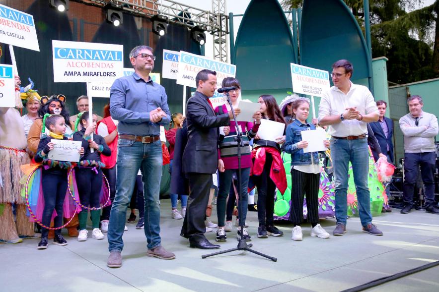 Autoridades y participantes en el Carnaval 2020