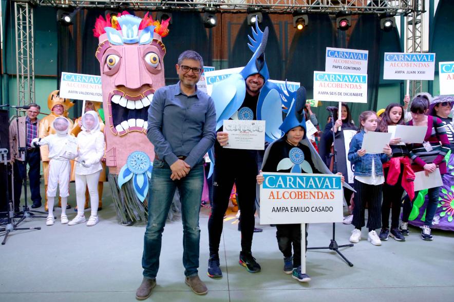Alcalde Rafael Sánchez y participantes en el Carnaval 2020