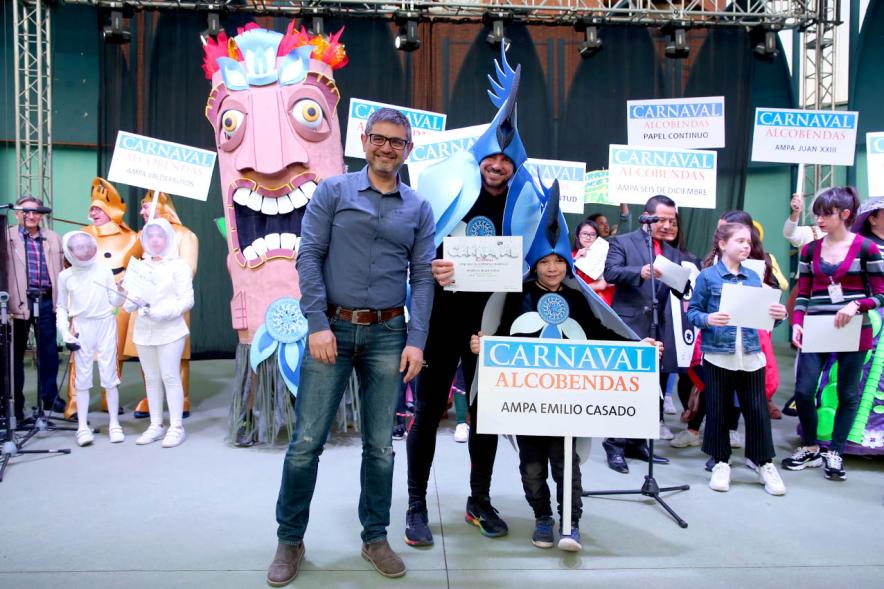Alcalde Rafael Sánchez y participantes en el Carnaval 2020