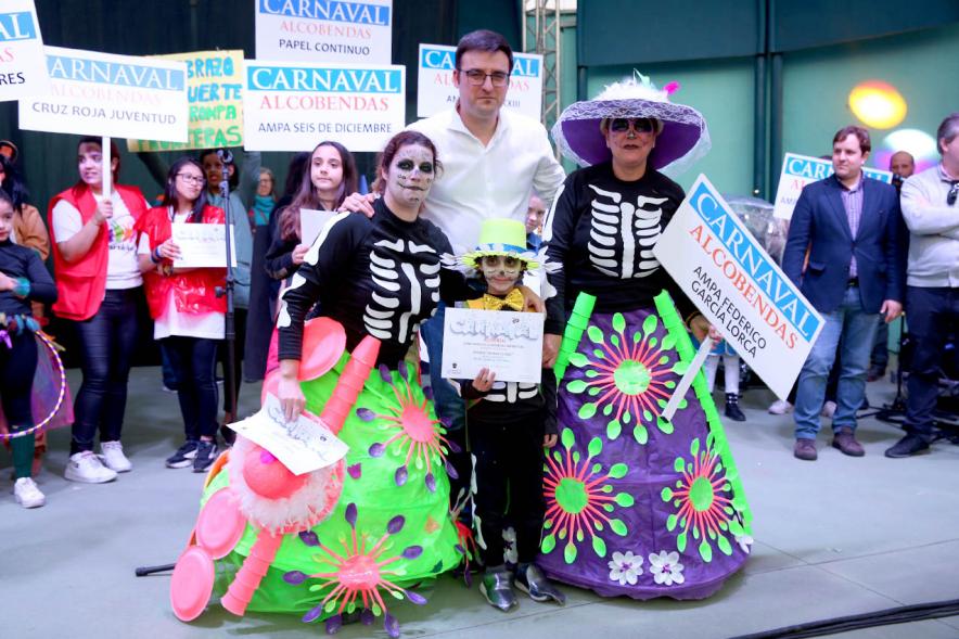 Concejal Miguel Ángel Arranz y participantes en el Carnaval 2020