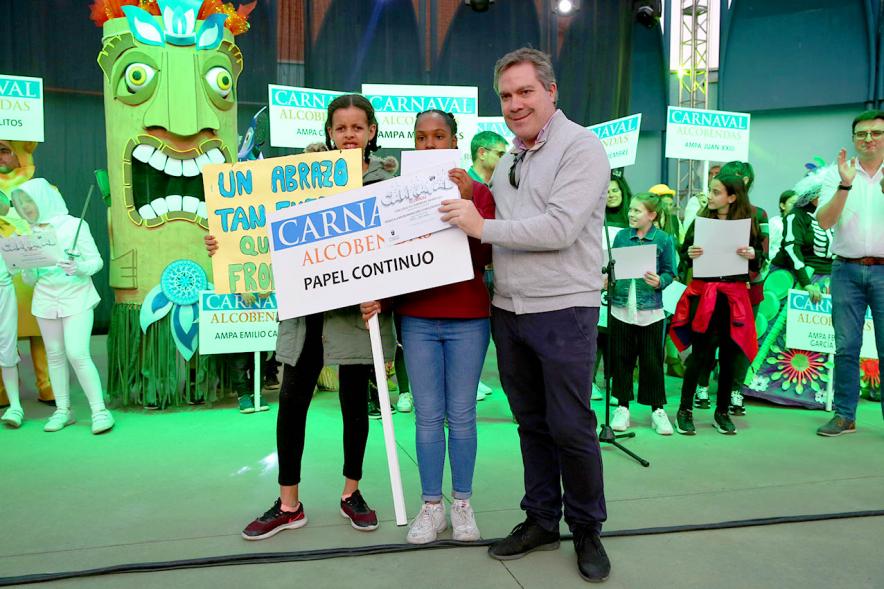 Concejal Ángel Sánchez Sanguino y participantes en el Carnaval 2020