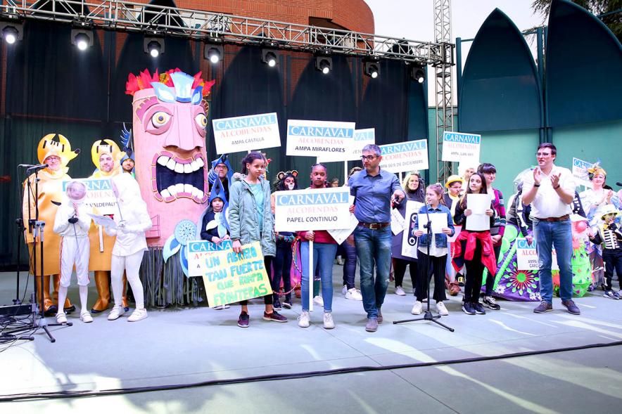 Autoridades y participantes en el Carnaval 2020