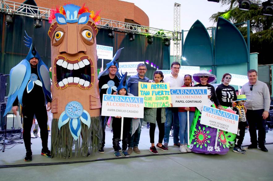 Autoridades y participantes en el Carnaval 2020