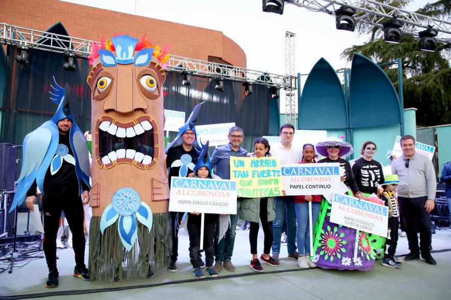 Autoridades y participantes en el Carnaval 2020