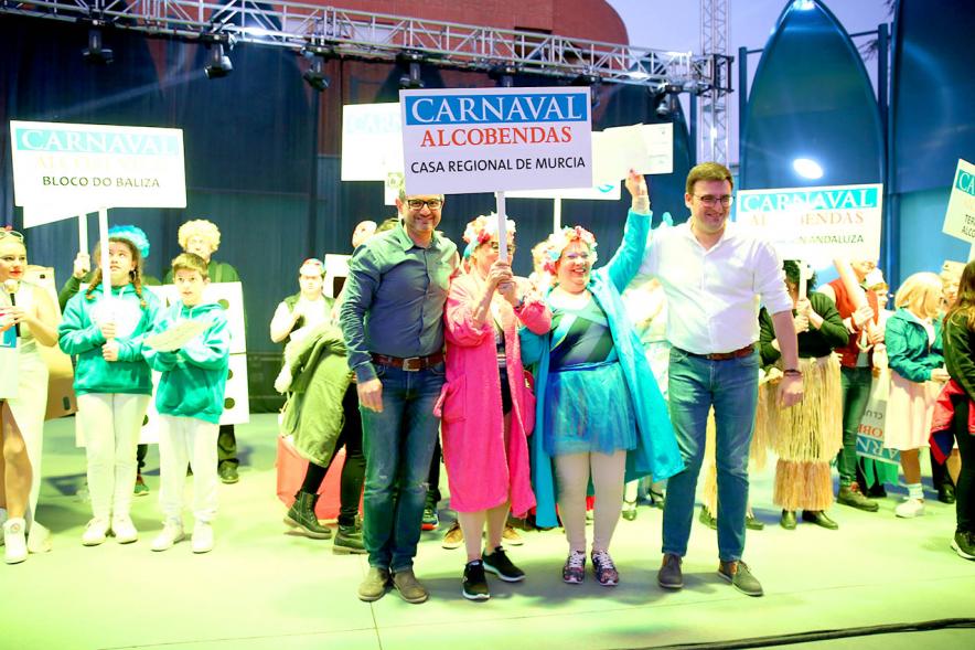 Autoridades y participantes en el Carnaval 2020