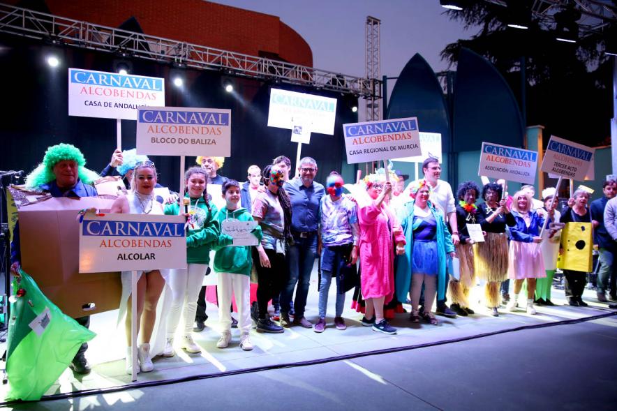 Autoridades y participantes en el Carnaval 2020