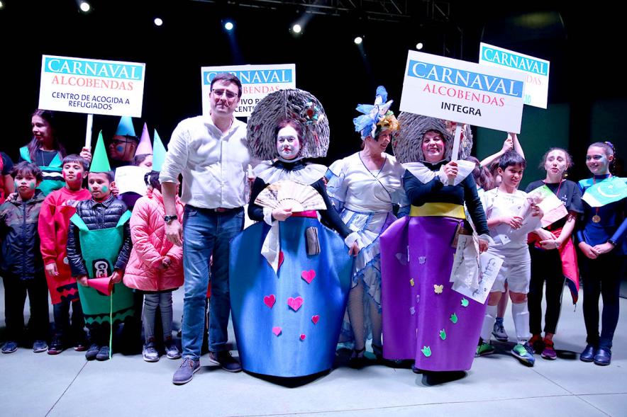 Concejal Miguel Ángel Arranz y participantes en el Carnaval 2020