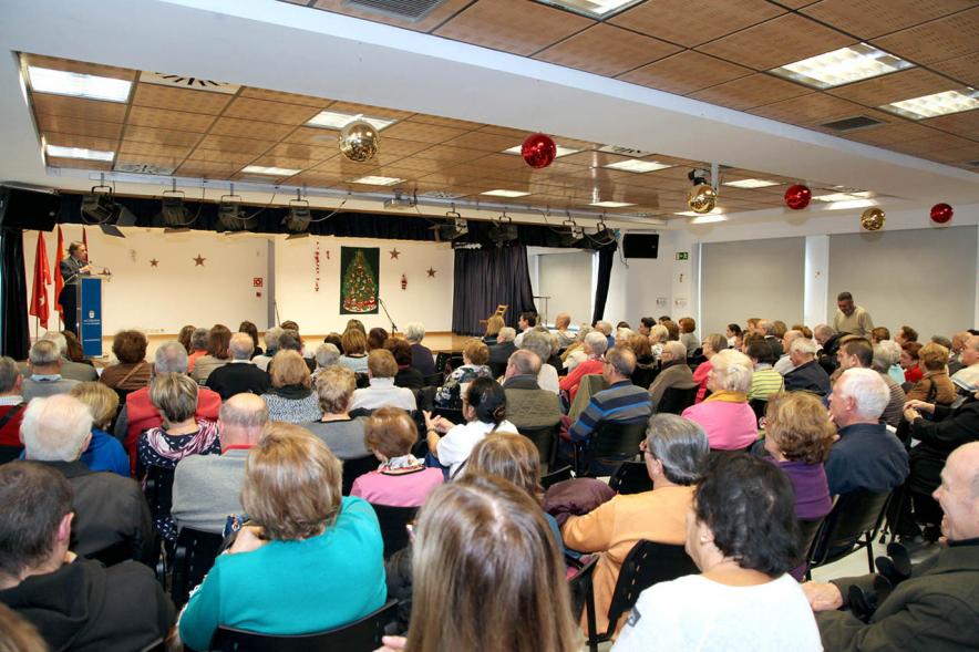 Entrega de Carnets a Mayores 2018 - Imagen trasera de los asistentes en sus asientos.  