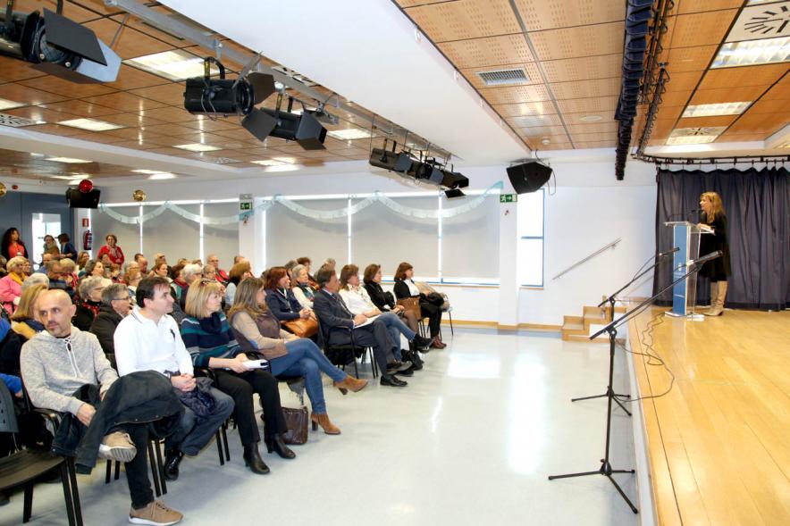 Entrega de Carnets a Mayores 2018 - Panorámica de  los asistentes y la primera las de autoridades.