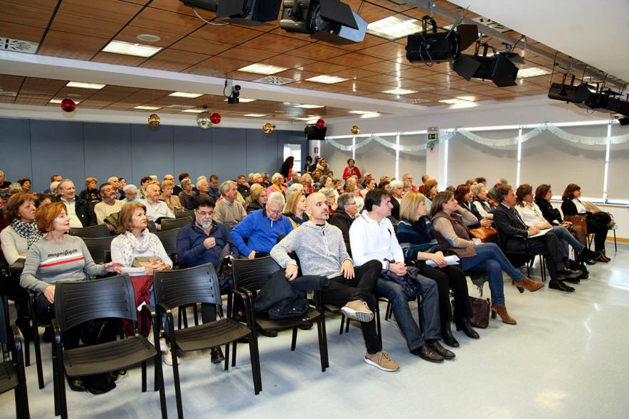 Entrega de Carnets a Mayores 2018 - Panorámica de los asistentes en sus asientos.