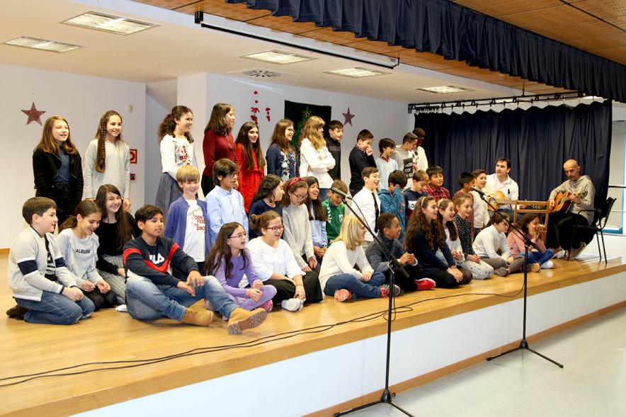 Entrega de Carnets a Mayores 2018 - Actuación musical de un grupo numeroso de niños.