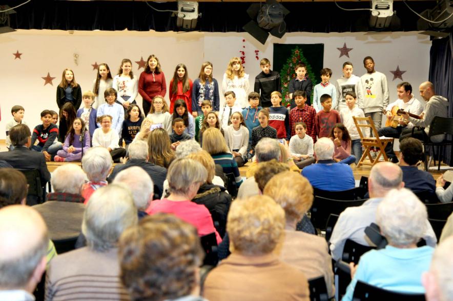 Entrega de Carnets a Mayores 2018 - Actuación musical de un grupo numeroso de niños para los mayores