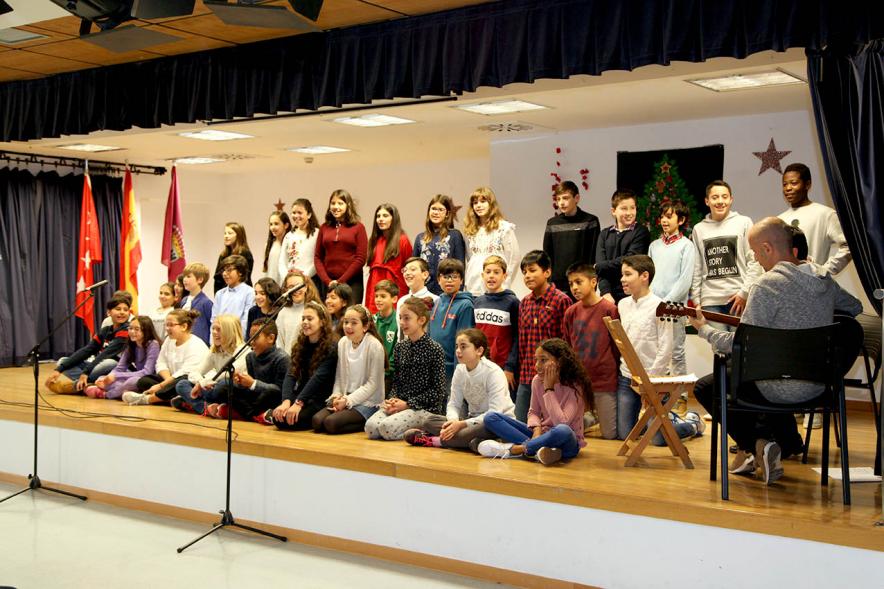 Entrega de Carnets a Mayores 2018 - Imagen del estrado con la actuación musical de los niños.