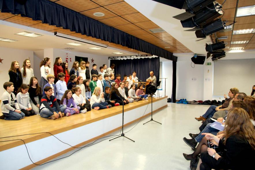 Entrega de Carnets a Mayores 2018 - Imagen lateral del estrado con la actuación musical de los niños.