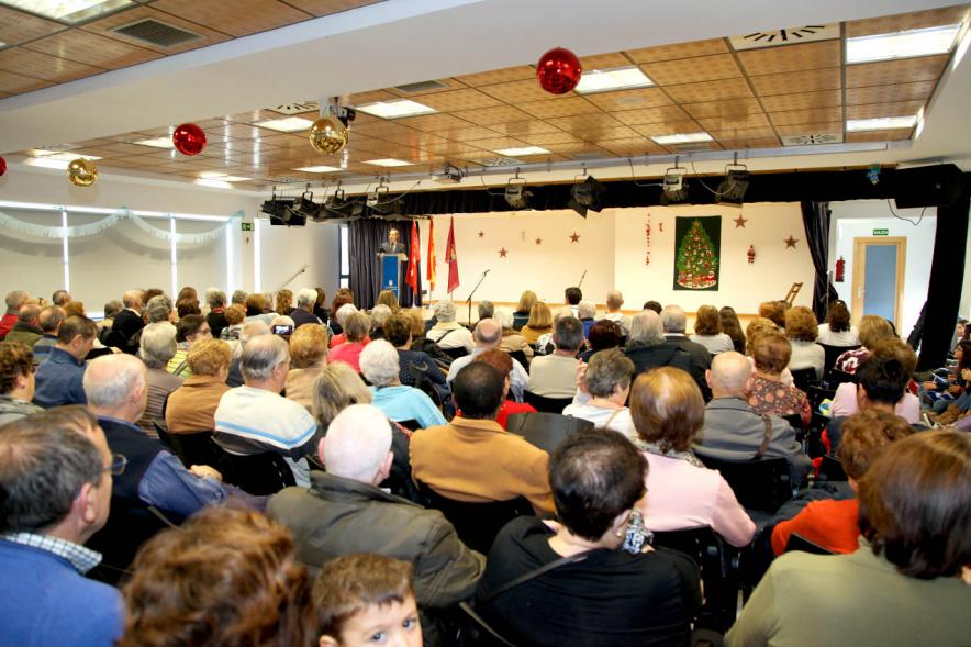 Entrega de Carnets a Mayores 2018 - Vista lateral de los asistentes  a la entrega de carnet.
