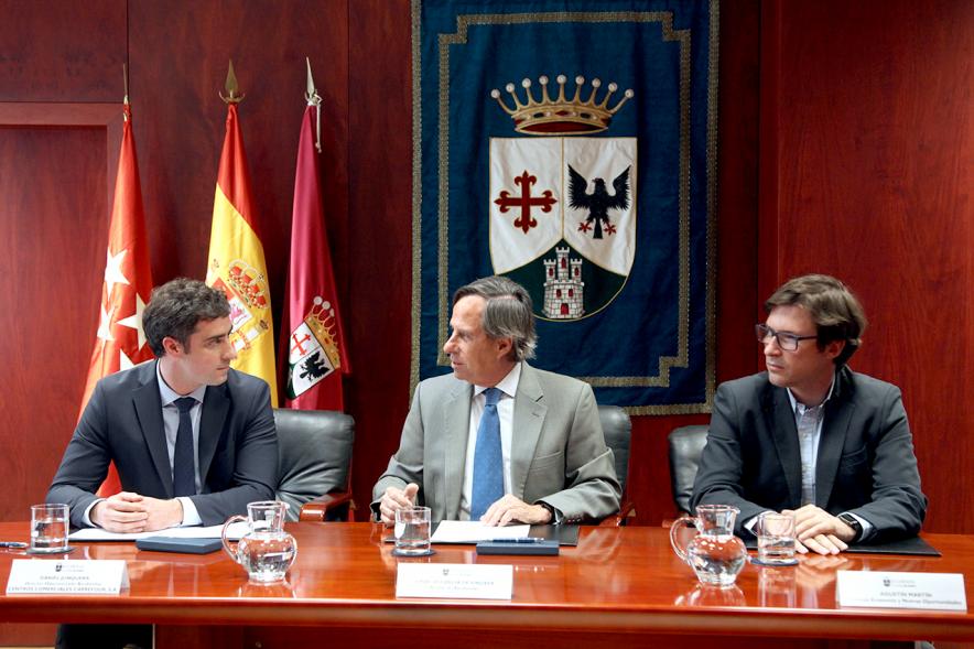 Firmantes charlan durante el encuentro