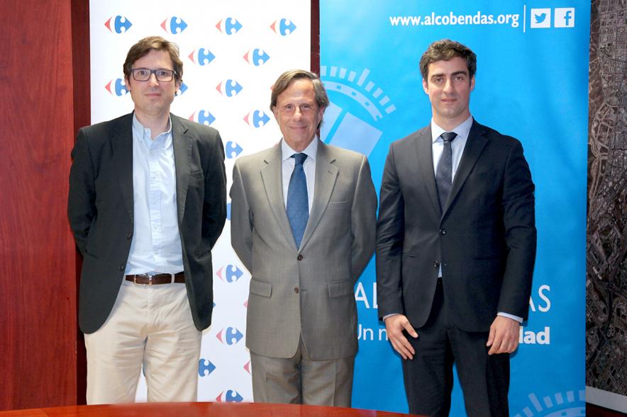 Firmantes posan tras la firma