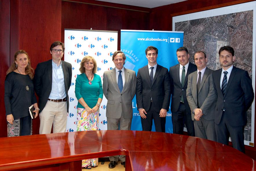 Firmantes posan tras la firma