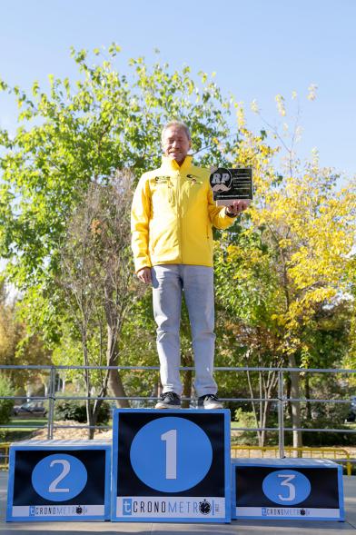 Carrera Rápida Rey de las Populares - Imagen del pódium, atleta recibiendo el primer premio.