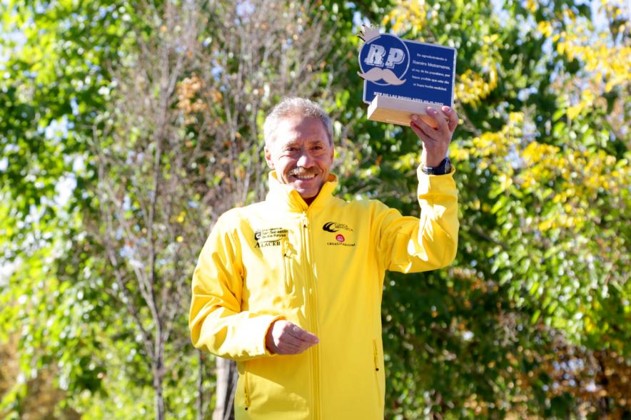 Carrera Rápida Rey de las Populares - Imagen de un atleta mostrando su premio.