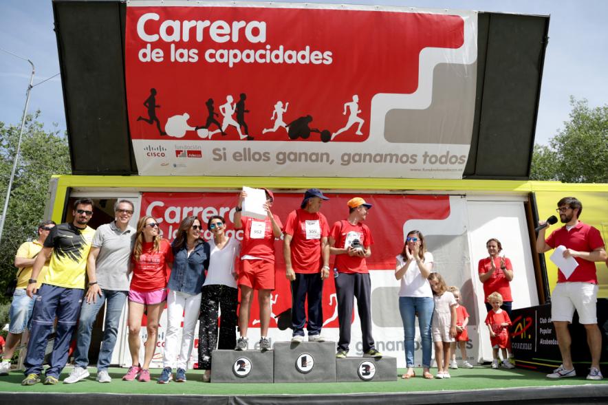 Carrera de las Capacidades - Pódium  con los ganadores y compañeros.