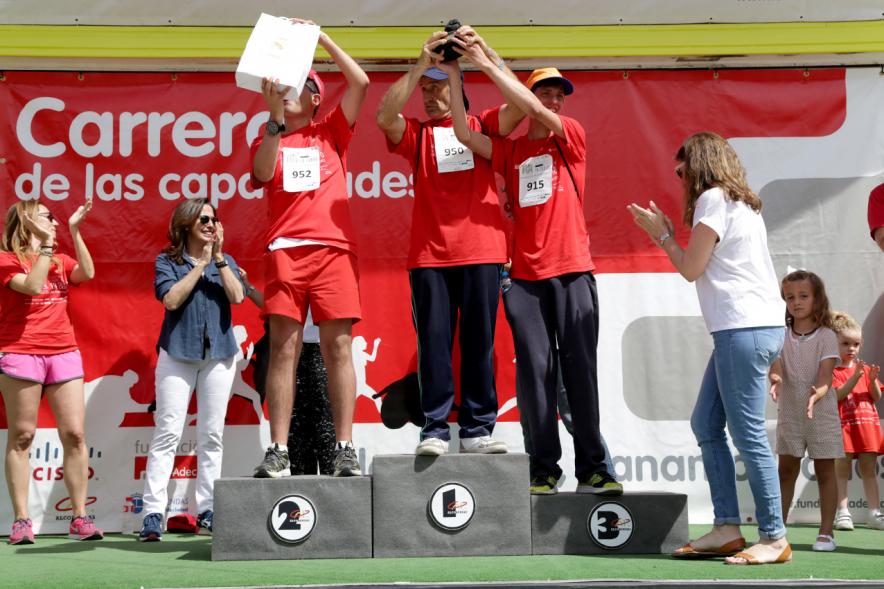 Carrera de las Capacidades -   Pódium  con los ganadores y compañeros.